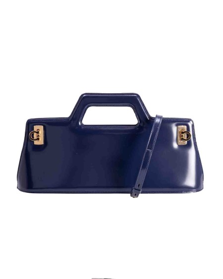 Shop SALVATORE FERRAGAMO  Borsa: Salvatore Ferragamo borsa a mano Wanda East-West.
Forme geometriche, con quadranti rigidi che ospitano la sagomatura del manico e sono fissati con duplice fibbia Gancini laterale. 
L'interno è foderato on tone e completato da doppia tasca piatta. Da indossare a mano o a spalla grazie alla tracollina rimovibile.
Dimensioni: altezza 20.0 CM lunghezza 37.0 CM profondità 9.0 CM.
Composizione: 100% pelle di vitello.
Fabbricato in Italia.. 213484 766579-017